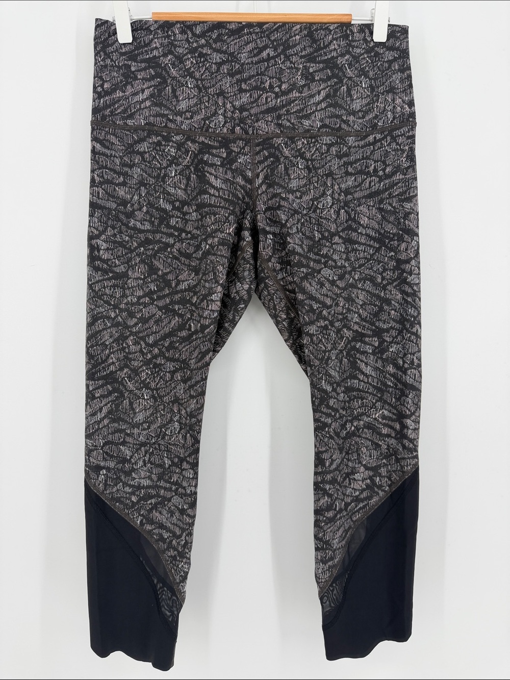 Lululemon Crop Leggings Women’s Sz 10 Black Gray Print Mesh Panel Capri